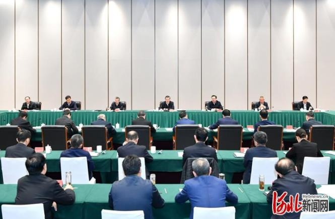 3月29日，省委书记、省人大常委会主任倪岳峰在雄安新区主持召开推进空天信息产业和卫星互联网发展座谈会。  记者赵海江摄