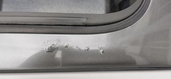 刘先生表示，车辆在到手后第四年，车顶、车底车架等处锈迹斑斑。