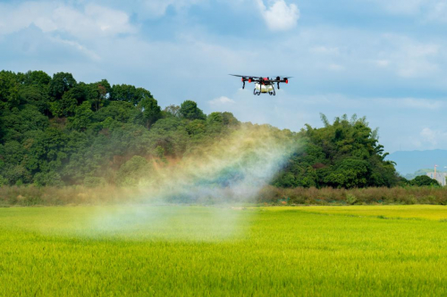 　　极飞的精准喷洒技术有效降低农业化学品的使用