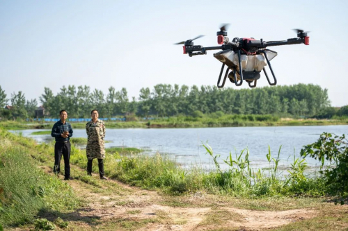 　　在湖北、安徽等地，不少龙虾养殖户使用极飞农业无人飞机进行投饲，节省大量人力成本