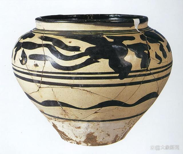 禹州钧窑遗址出土的白地黑花瓷罐（图源：河南省文物考古研究）