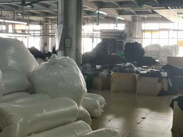 图/堆积如山的SHEIN服装供货厂 来源/燃次元拍摄
