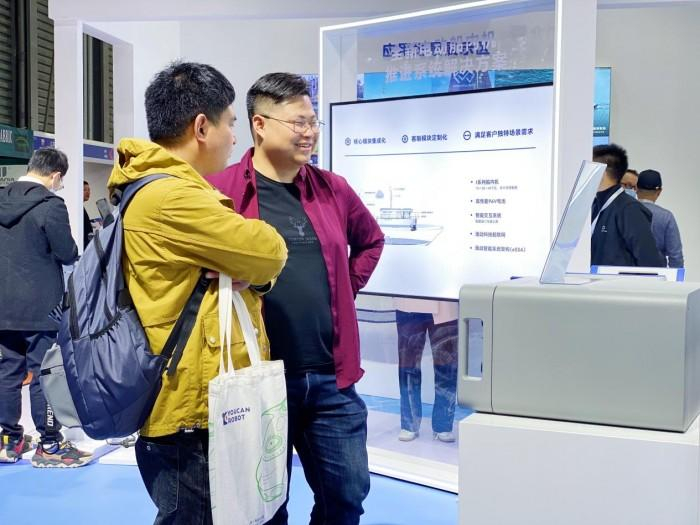 　　图 | 观众在逸动科技展位现场参观