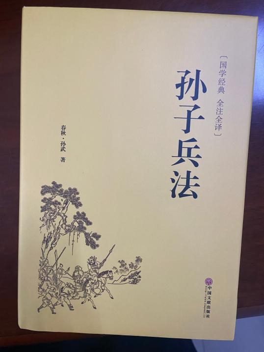 民警在抓捕现场查获的书籍。重庆市沙坪坝区警方供图