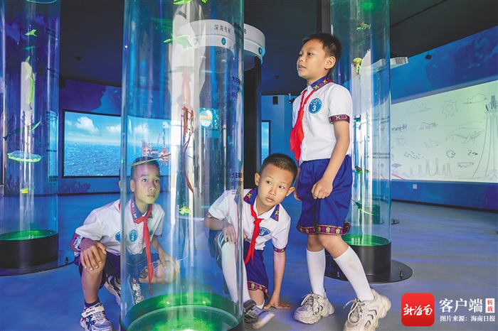 3月22日，五指山市科技馆开馆。在展馆海洋世界展区，海洋生物模型引起小学生的关注。海南日报记者 李天平 摄