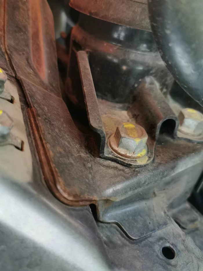 刘先生表示，车辆在到手后第四年，车顶、车底车架等处锈迹斑斑。