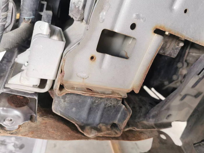 刘先生表示，车辆在到手后第四年，车顶、车底车架等处锈迹斑斑。