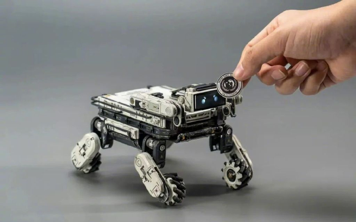 以《流浪地球2》中机械狗笨笨为原型制作的模型。| 图片来源：赛凡科幻空间官方微博