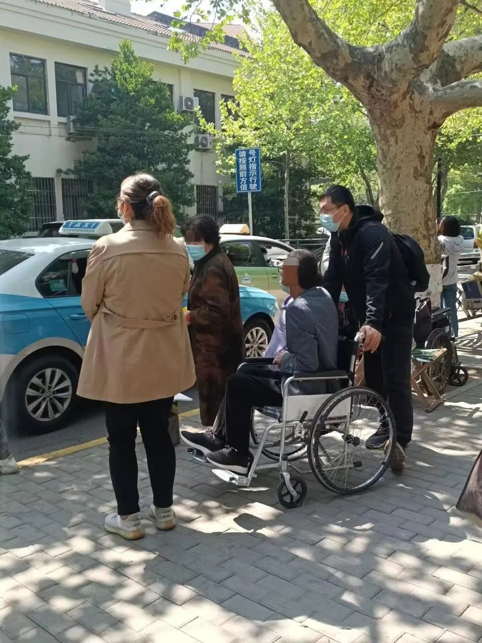 陪诊师经常要推着行动不便的老人就诊，图源受访者