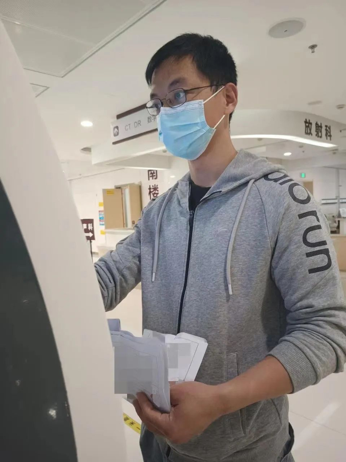 大鹏在打印报告，图源受访者