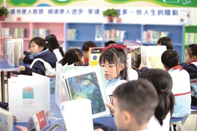 双峰县芙蓉学校学生在新建设的图书馆里阅读。谭冀俊 摄