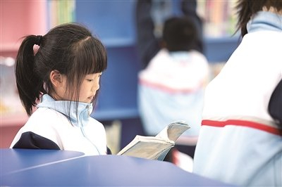 双峰县沙塘乡中心小学学生在阅读。谭冀俊 摄