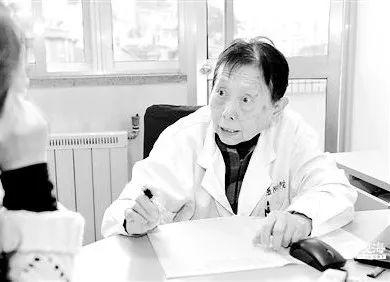 张默道教授在接诊（2014年资料图）