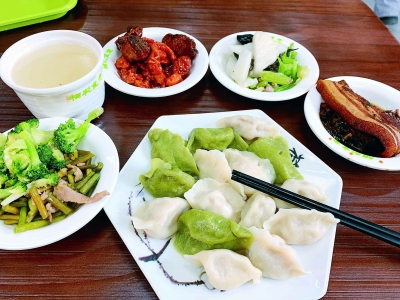 老人向记者展示当天自己选择的菜品。南京日报/紫金山新闻记者 肖凡 摄