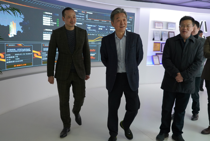 　　王刚走访八分量