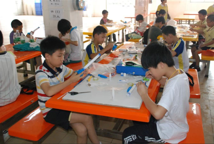 南海区里水镇中心小学航模队员参加佛山市火箭模型制作比赛。