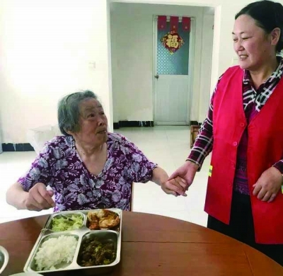 栖霞区龙潭街道飞花村开展“邻里小餐桌”项目服务老人。 受访者供图