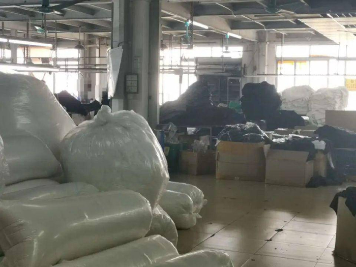 图/堆积如山的SHEIN服装供货厂，来源/燃次元拍摄
