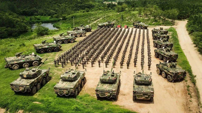 图片说明：ZTL-11式轮式突击车和ZSL-92式轮式战车混编  人民前线 图