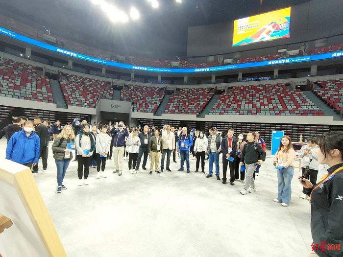 ▲代表们参观东安湖体育公园