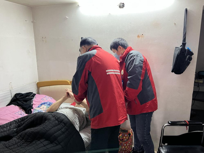 护理员正在为袁国伟进行康复训练 21世纪经济报道记者 尤方明/摄