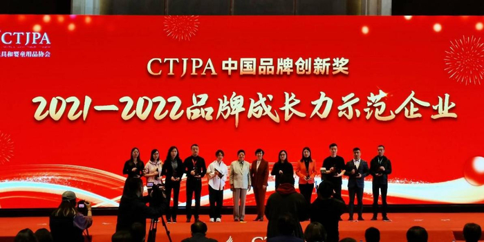 　　世喜品牌负责人明哲先生领奖现场