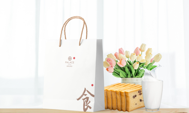 　　华灯初上，一杯奶，一份小食，在朗丽兹享受一个幸福满满满的夜晚