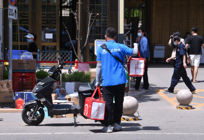 2022年5月，北京，快递运送海底捞餐品 图自视觉中国