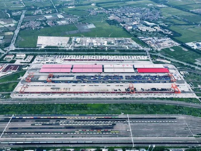 宁波舟山港海铁联运作业现场