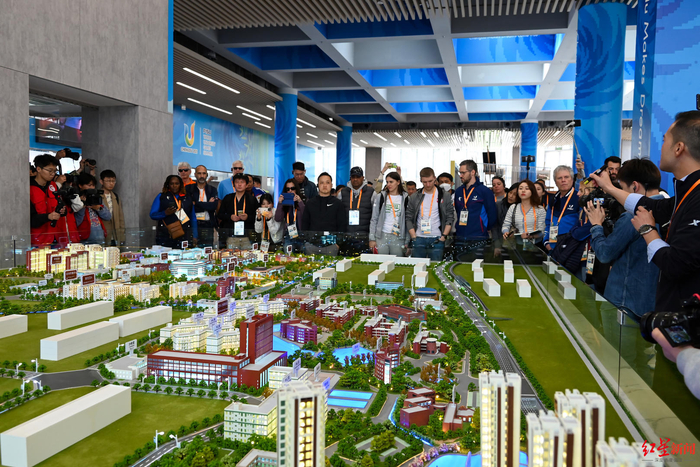 ▲代表团在成都大学参观大运村