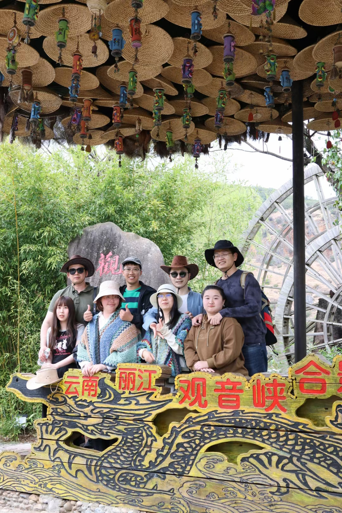 小敖还经常跟着客人一起出游，当免费摄影师 图片由受访者提供