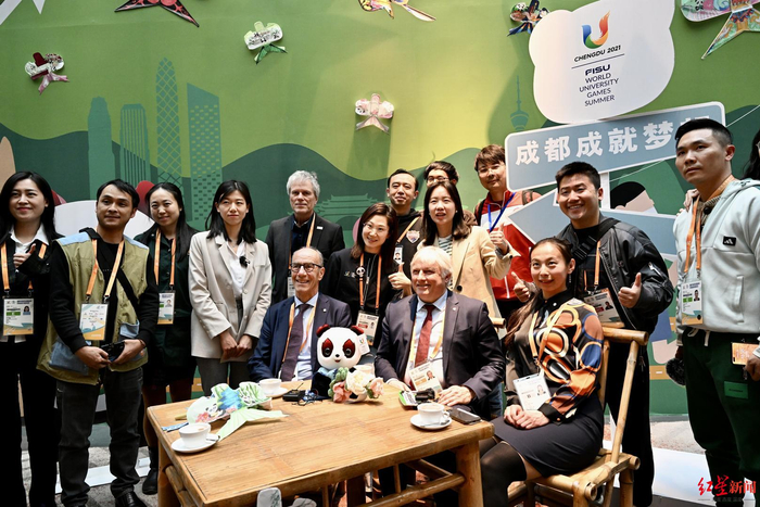 ▲国际大体联代理主席雷诺·艾德、国际大体联秘书长艾瑞克·森超、国际大体联世界夏季大运会主任赵晶与媒体记者合影