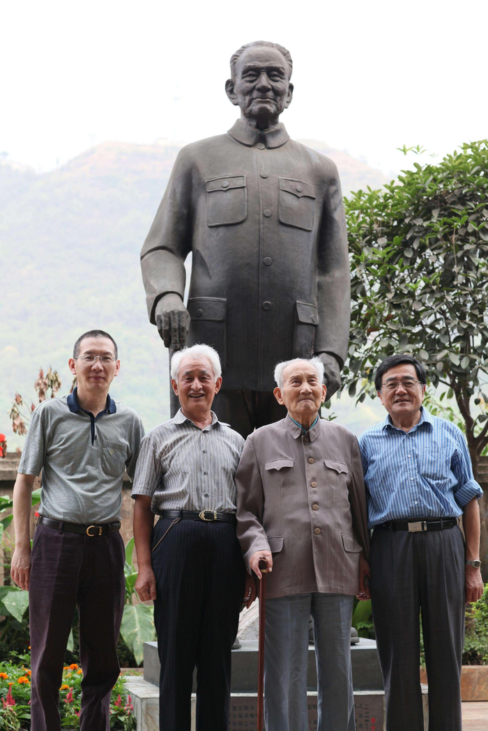 　　茅台集团为秦含章先生立像