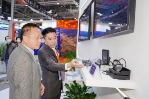 　　现场人气满满,中信科智联技术专家与业内人士交流车路协同业务