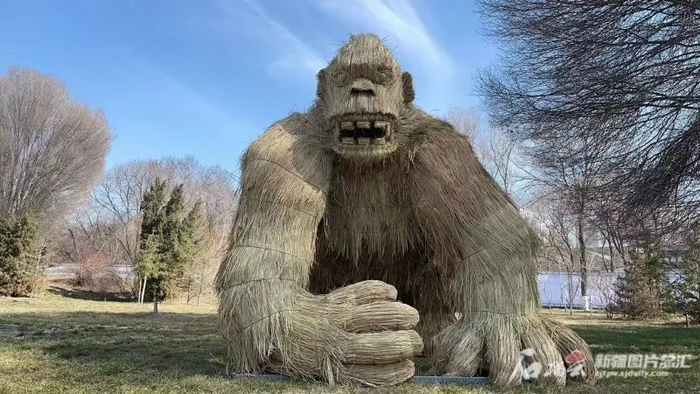 3月30日，植物园稻草人艺术节布展进入尾声。常艳摄
