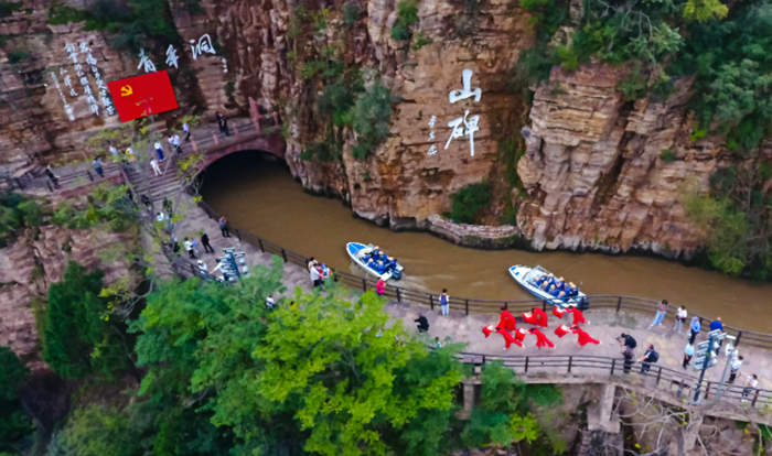 　　 航拍红旗渠青年洞。 河南日报社全媒体记者 赵阿娜 摄