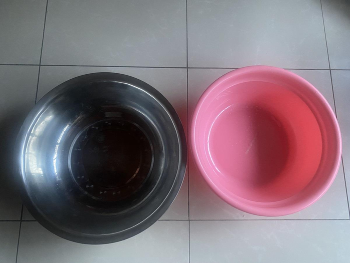 　　水煮鱼店打包使用的铁盆（左）比脸盆还大。张文章/摄