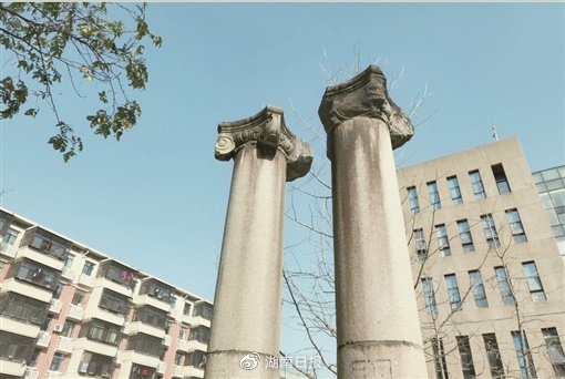 日机轰炸后，湖大图书馆仅存的爱奥尼克石柱。常野　摄