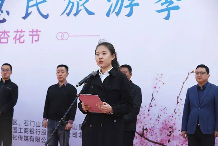 　　市民代表做文明旅游倡议