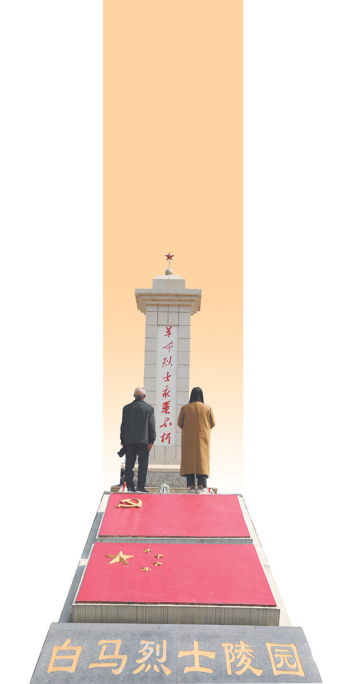     刘志杰和父亲在白马烈士陵园祭奠