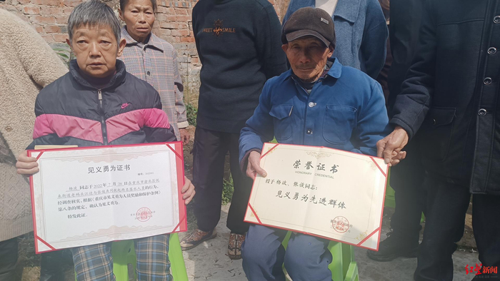 ↑杨波父母领到了杨波获得的荣誉证书