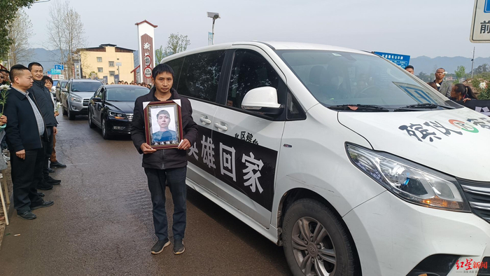 ↑杨小平接弟弟杨波回到家乡