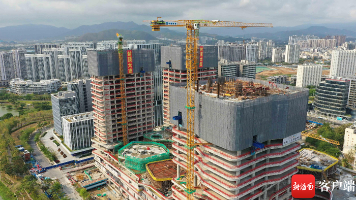 　　三亚大悦城综合体项目施工现场。记者 沙晓峰 摄