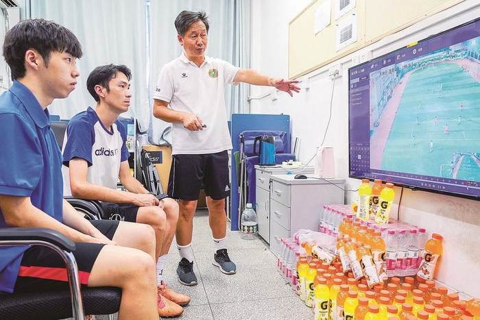 亚足联讲师、亚足联职业级足球教练员邓世俊（右三）。图片由学校提供