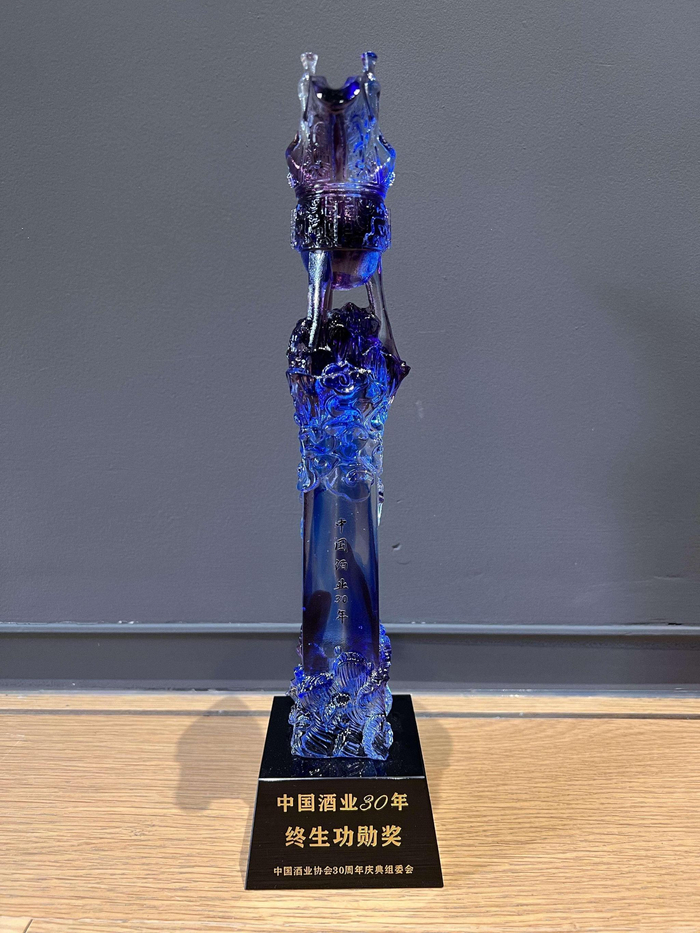 　　秦含章先生荣获“中国酒业30年终生功勋奖”荣誉称号