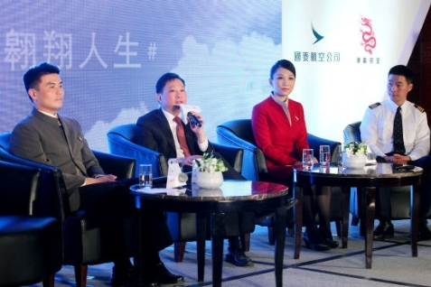 图:国泰及港龙航空中国区总经理卢家培携工作人员诠释写意翱翔