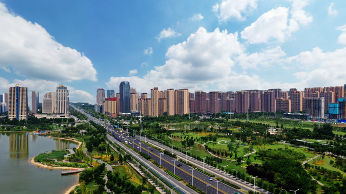 　　 安阳东区绿意葱茏。 河南日报社全媒体记者 赵阿娜 摄