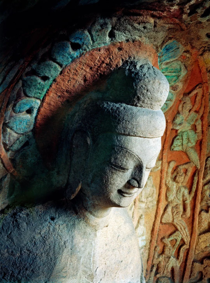 　　云冈石窟第5窟附12洞佛像，眉眼细长，嘴角上翘，典雅含蓄，为云冈石窟雕刻艺术中的精品。供图/云冈研究院