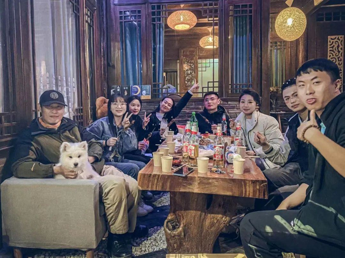 △ 和客人一起吃烧烤 图片由受访者提供