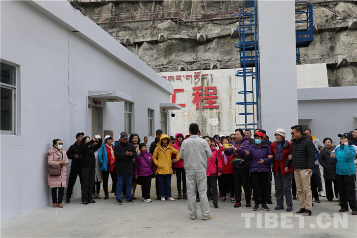 图为协会会员听取藏木水电站工作人员讲解摄影：王茜